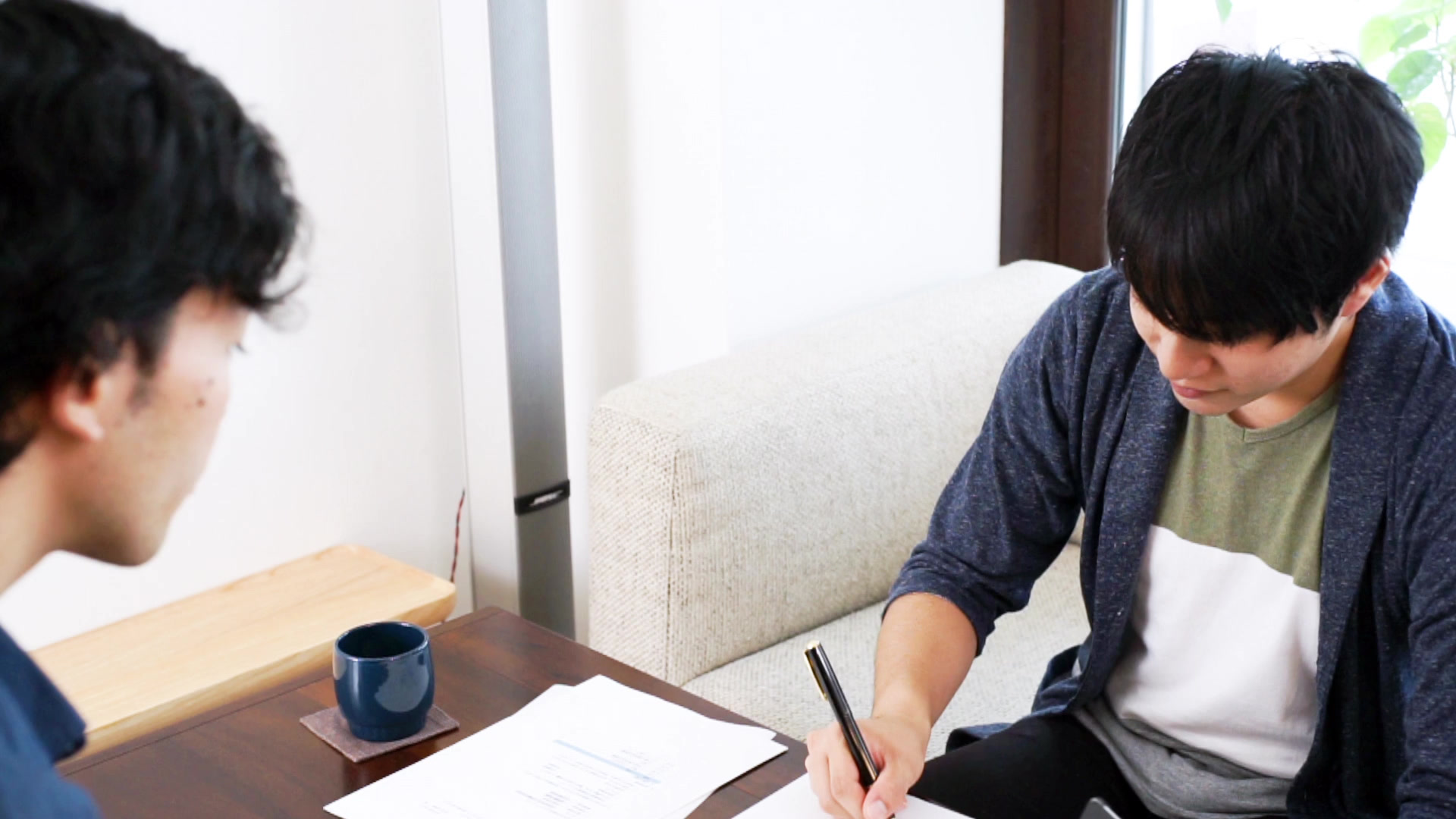 공인중개사와 중개보수 협의를 진행하는 모습. 상한요율 내에서 합리적인 비용을 도출하기 위한 원활한 소통의 중요성을 나타냅니다.