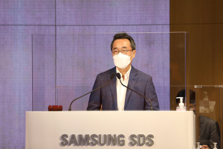 정기 주주총회에서 황성우 삼성SDS 대표. 최고경영자가 주주가 모인 자리에서 사과를 하는 건 보기 드문 일인데요. 황 대표는 주가 하락에 대해 사과하면서도, 이런 주가 흐름이 시장이 회사에 더 근본적 변화를 원한다는 의미라 해석했어요. 클라우드 열심히, 잘 하겠다는 말이지요. @출처 : 삼성SDS